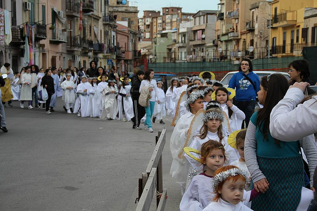 Sfilata degli angioletti per le vie del quartiere